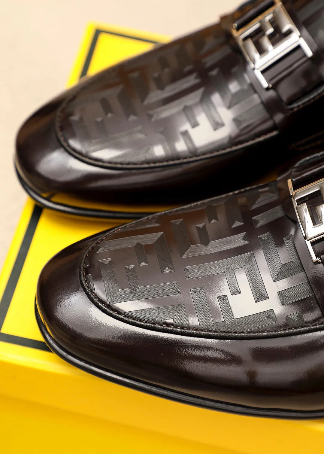 Men's shoes 💰442 💐 Product trademark: FENDI [Fendi] casual leather shoes Regular size: 38-44 (45🉑️customized) Product materials: Selected imported first-layer patent leather laser upper + luxury hardware buckle, imported cowhide leather lining. Strong three-dimensional visual effect, rubber outsole Color: 1⃣️color optional